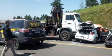 Casal morre e crianças ficam feridas após colisão entre carro e caminhão em Carazinho