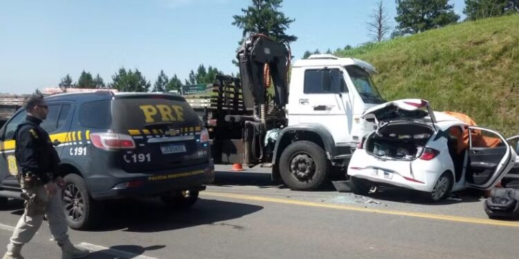 Casal morre e crianças ficam feridas após colisão entre carro e caminhão em Carazinho