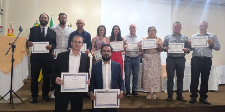 PREFEITO, VICE E VEREADORES ELEITOS DE NOVA ROMA DO SUL FORAM DIPLOMADOS NESTA QUARTA-FEIRA