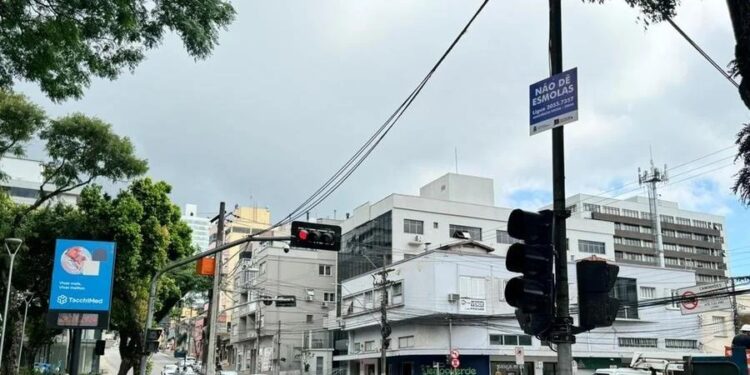 Placas pedindo para a população não dar esmolas são instaladas em Bento Gonçalves
