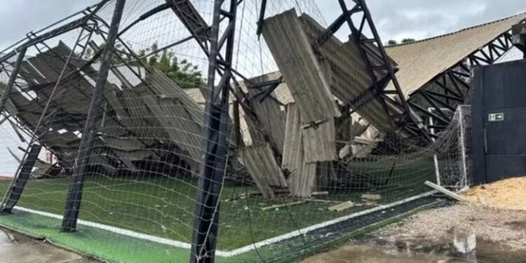 Ciclone subtropical atinge RS com vendaval de até 100 km/h deixando feridos e milhares sem luz