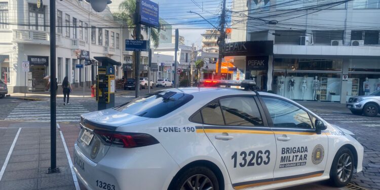 Dupla é capturada em flagrante por furto de veículo em Antônio Prado; um deles era procurado pela justiça