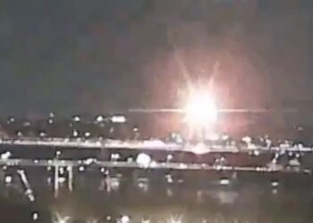 Avião com 64 pessoas a bordo e helicóptero militar com três soldados colidem em Washington, nos Estados Unidos