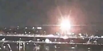 Avião com 64 pessoas a bordo e helicóptero militar com três soldados colidem em Washington, nos Estados Unidos