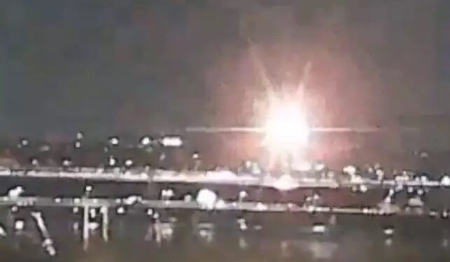 Avião com 64 pessoas a bordo e helicóptero militar com três soldados colidem em Washington, nos Estados Unidos