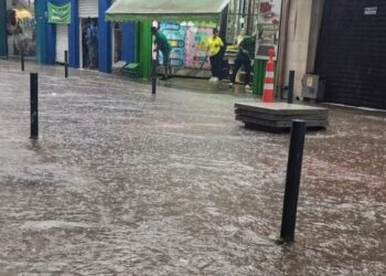 Chuva de granizo provoca alagamentos e transtornos em Porto Alegre