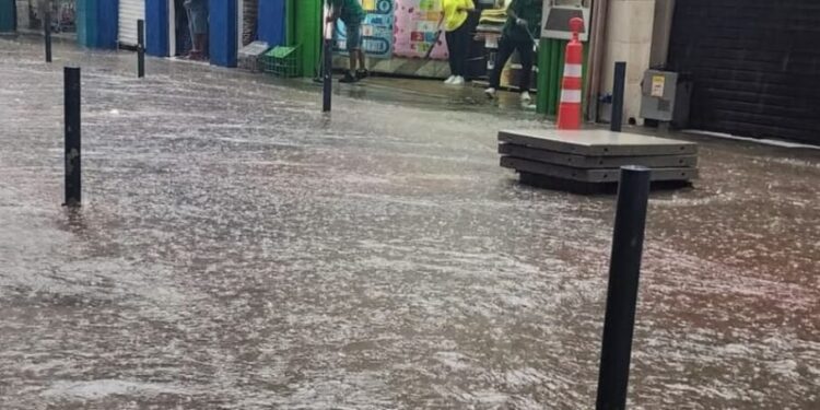Chuva de granizo provoca alagamentos e transtornos em Porto Alegre