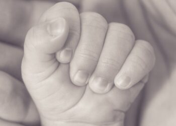 Bebê de um ano e seis meses morre após afogamento em piscina