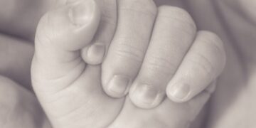 Bebê de um ano e seis meses morre após afogamento em piscina