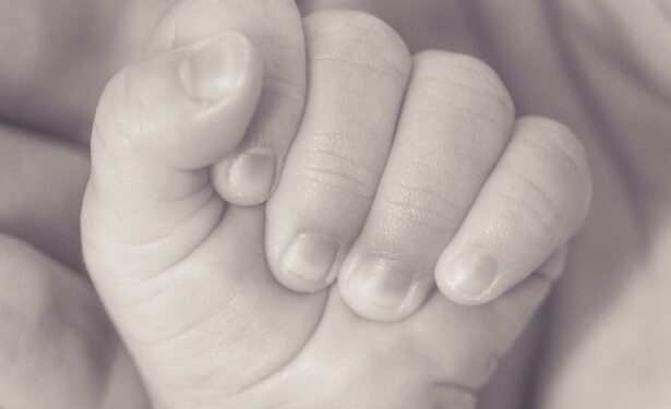 Bebê de um ano e seis meses morre após afogamento em piscina