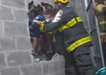 Bombeiros resgatam nove pessoas presas em elevador no bairro São João, em Bento Gonçalves
