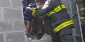 Bombeiros resgatam nove pessoas presas em elevador no bairro São João, em Bento Gonçalves