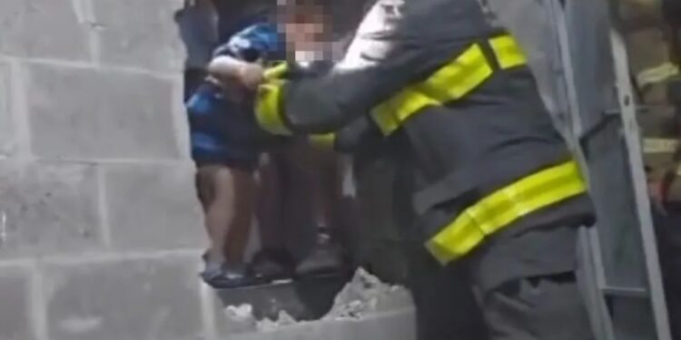 Bombeiros resgatam nove pessoas presas em elevador no bairro São João, em Bento Gonçalves