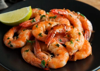 Homem morre após comer camarão em praia de Florianópolis