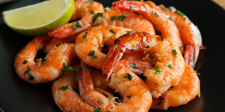 Homem morre após comer camarão em praia de Florianópolis