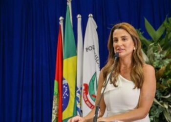 Prefeita de Balneário Camboriú é atropelada por patinete na véspera da posse