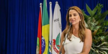 Prefeita de Balneário Camboriú é atropelada por patinete na véspera da posse