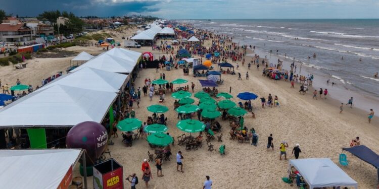 Paleta Atlântida atrai 150 mil pessoas com o maior churrasco de praia do mundo