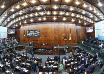 Assembleia Legislativa do RS aprova reajuste de 6,27% no salário dos professores da rede estadual