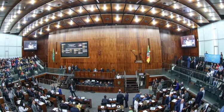 Assembleia Legislativa do RS aprova reajuste de 6,27% no salário dos professores da rede estadual