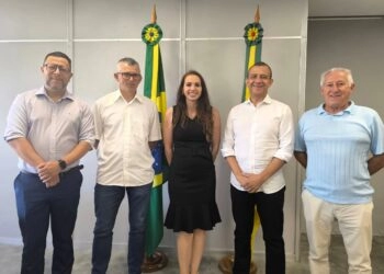 Vereadora Vanessa vai a Porto Alegre e pede ao  Deputado Federal Carlos Gomes Uma Retroescavadeira  Para Nova Roma Do Sul