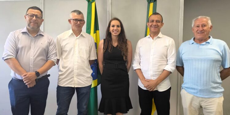 Vereadora Vanessa vai a Porto Alegre e pede ao  Deputado Federal Carlos Gomes Uma Retroescavadeira  Para Nova Roma Do Sul