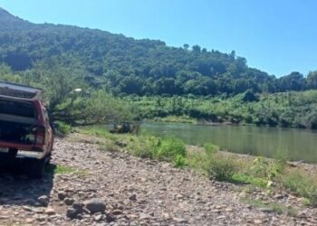 Veículo submerso no Rio das Antas é removido pelo Corpo de Bombeiros