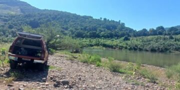 Veículo submerso no Rio das Antas é removido pelo Corpo de Bombeiros