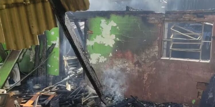 Tio e sobrinha de 7 anos morrem em incêndio após ficarem presos em casa, em Três Passos