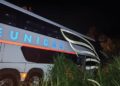 Ônibus com 49 passageiros sai da pista após colisão na BR-470 em SC