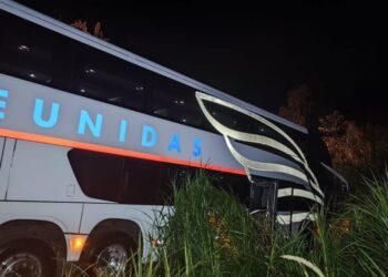 Ônibus com 49 passageiros sai da pista após colisão na BR-470 em SC