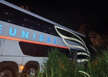 Ônibus com 49 passageiros sai da pista após colisão na BR-470 em SC