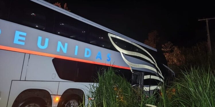 Ônibus com 49 passageiros sai da pista após colisão na BR-470 em SC