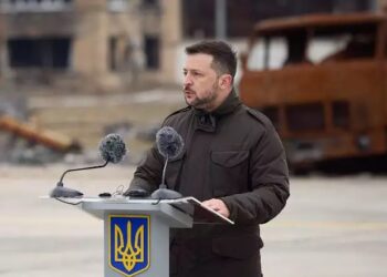 Após 3 anos de conflito, Zelensky propõe troca de territórios entre Ucrânia e Rússia para encerrar guerra