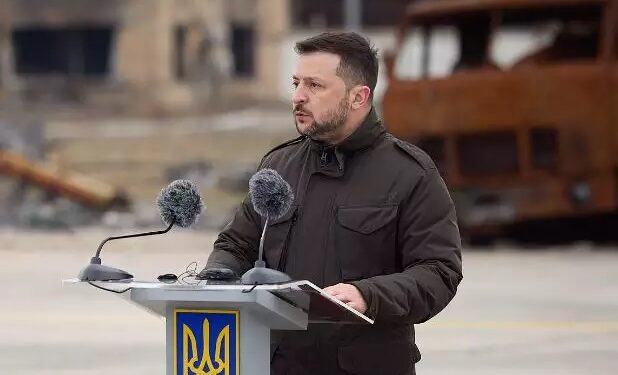 Após 3 anos de conflito, Zelensky propõe troca de territórios entre Ucrânia e Rússia para encerrar guerra