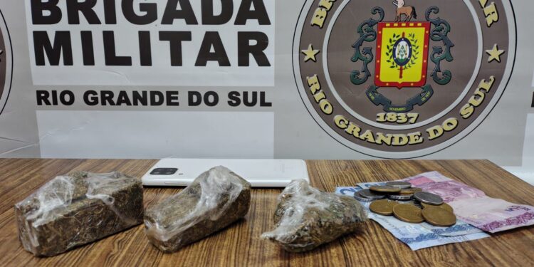 Prisão em flagrante: Brigada Militar prende homem por tráfico de drogas no Centro de Nova Roma Do Sul