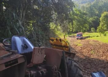 Idoso perde a vida após trator tombar em ladeira no Oeste de SC