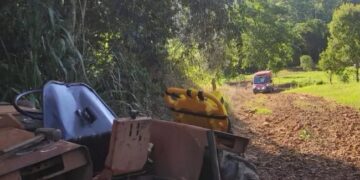 Idoso perde a vida após trator tombar em ladeira no Oeste de SC