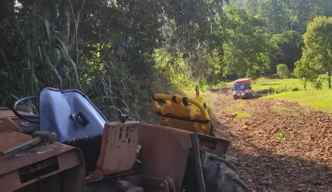 Idoso perde a vida após trator tombar em ladeira no Oeste de SC