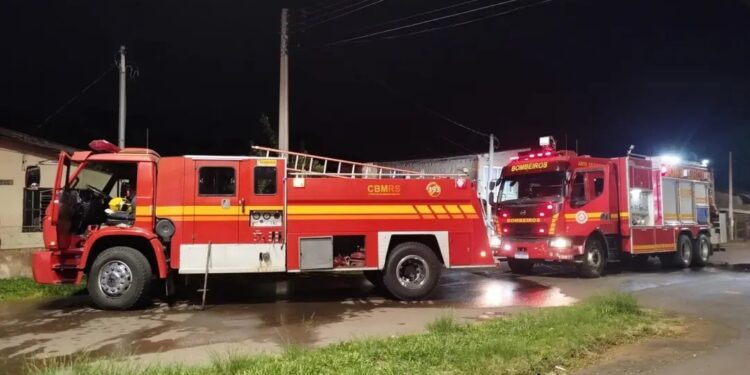 Incêndio destrói casa e atinge igreja em Vacaria durante a noite