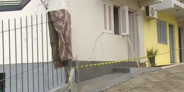 Risco de desabamento retira mais de 50 moradores de casas em Caxias do Sul