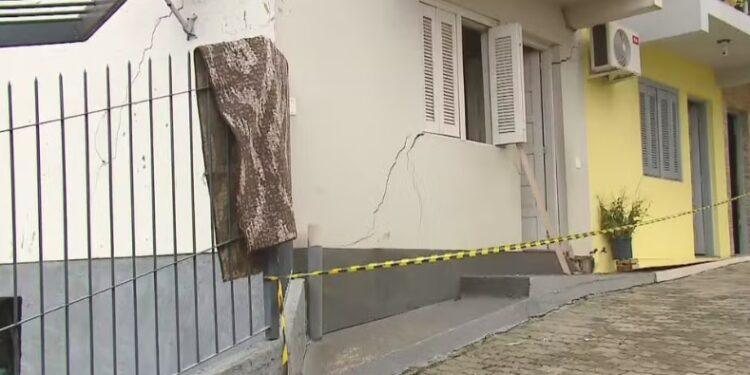 Risco de desabamento retira mais de 50 moradores de casas em Caxias do Sul