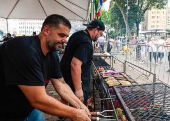 Churrasco gratuito com 2 toneladas de carne marca início da comemoração do aniversário de Porto Alegre