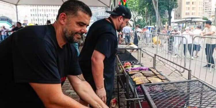Churrasco gratuito com 2 toneladas de carne marca início da comemoração do aniversário de Porto Alegre