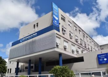 Bebê é hospitalizado após cair de janela no 5º andar de prédio em Canguçu