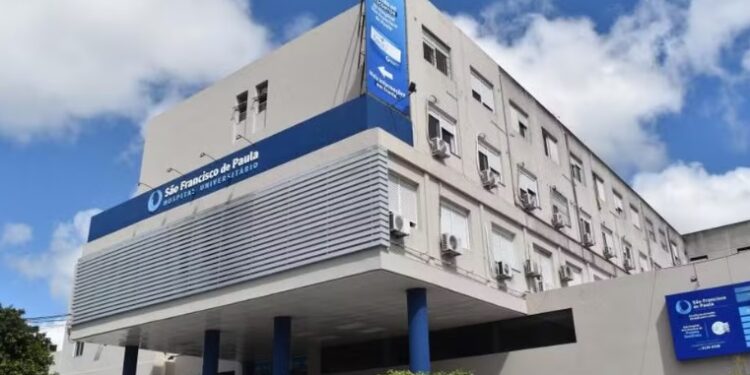 Bebê é hospitalizado após cair de janela no 5º andar de prédio em Canguçu