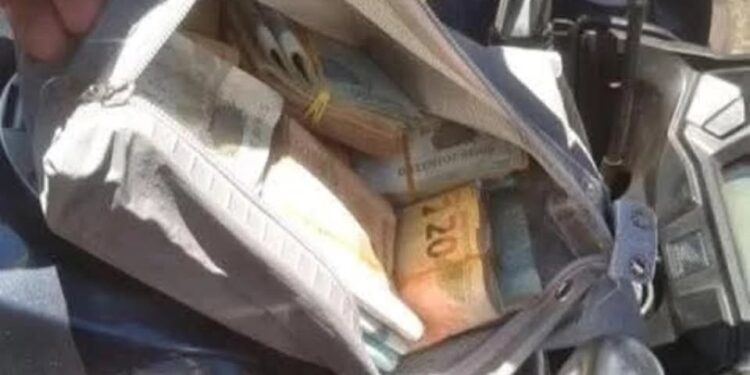 MOTOCICLISTA ENCONTRA MALOTE COM QUASE R$ 40 MIL E DEVOLVE AO DONO NO PARANÁ