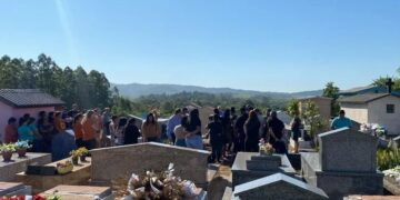 Menino atirado de ponte pelo pai é sepultado em Nova Hartz