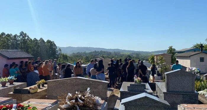 Menino atirado de ponte pelo pai é sepultado em Nova Hartz