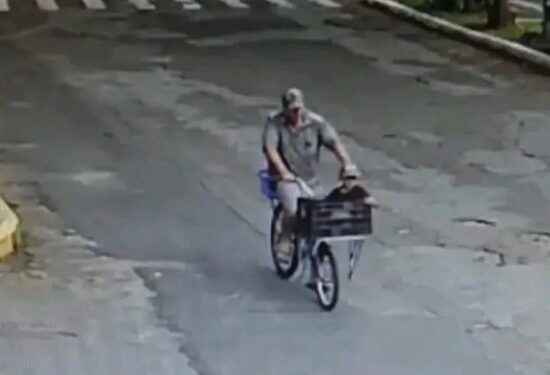 Pai é flagrado levando filho de bicicleta antes de jogá-lo de ponte em São Gabriel